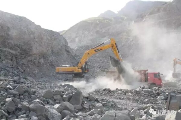 雷沃工程機械 鐵礦石轉運的“無鋒重劍”